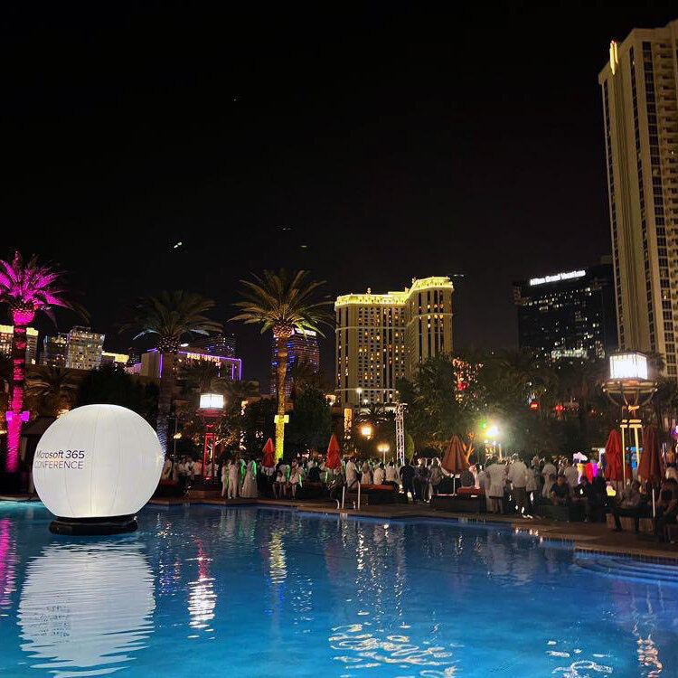 affinis auf der Microsoft 365 Conference in Las Vegas: Außenbereich mit Pool